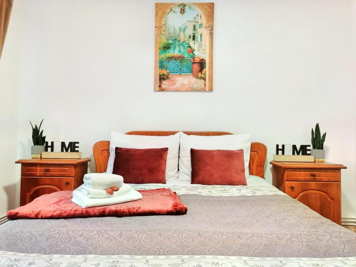 Cetate Apartment